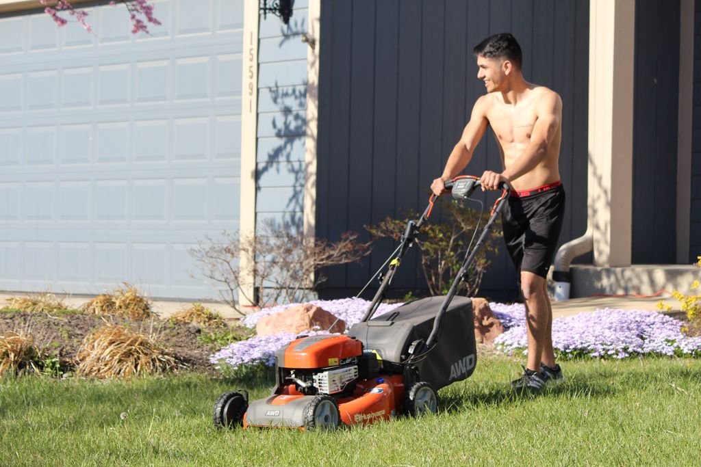 9 Best Practices for Mowing Your Indiana Lawn