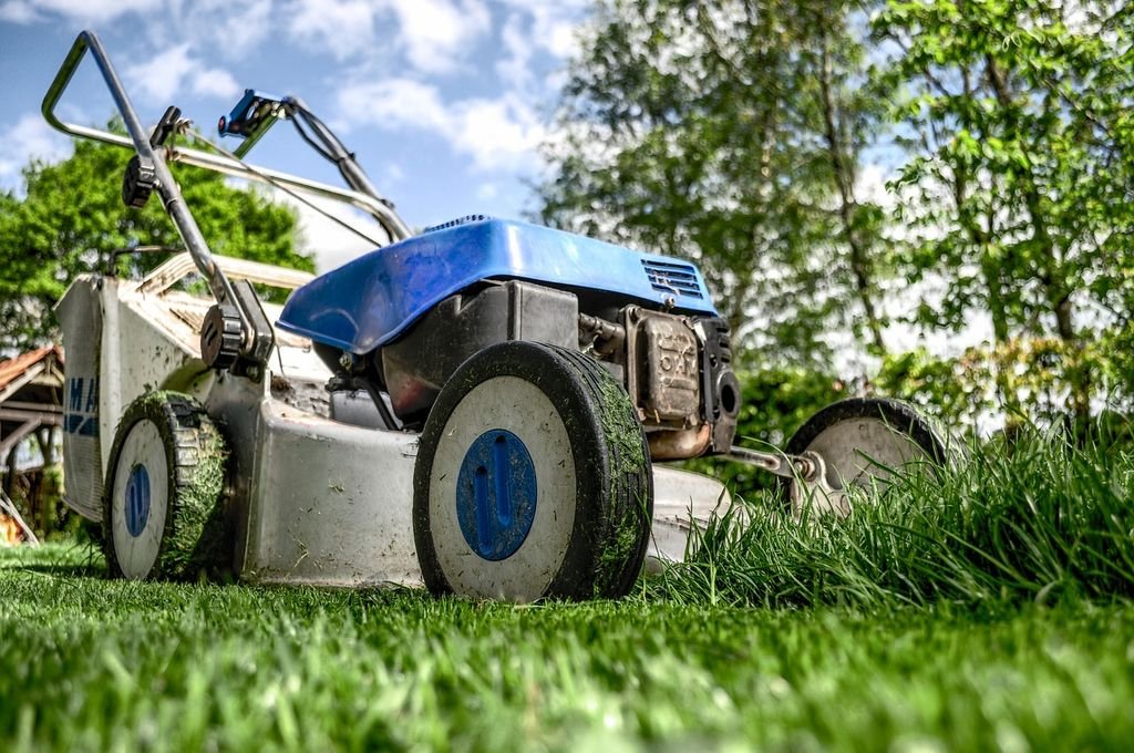 5 Essential Lawn Care Tools for Indiana Homeowners